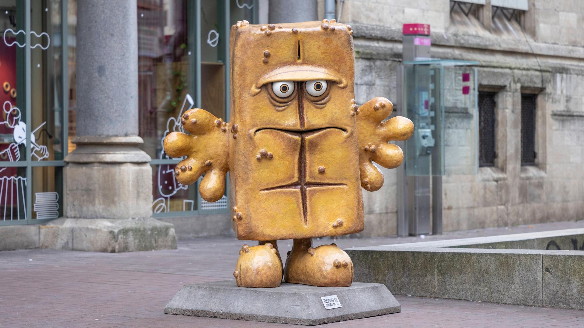 Eine Statue von Bernd das Brot in Erfurt vor dem Sitz des Kinderkanals Kika