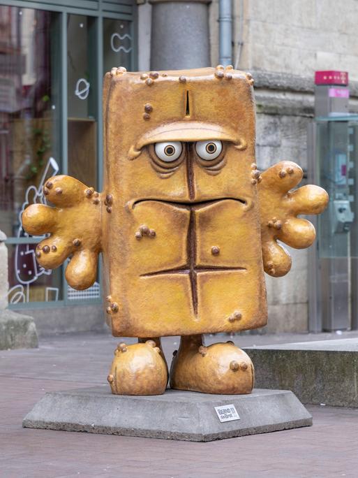 Eine Statue von Bernd das Brot in Erfurt vor dem Sitz des Kinderkanals Kika