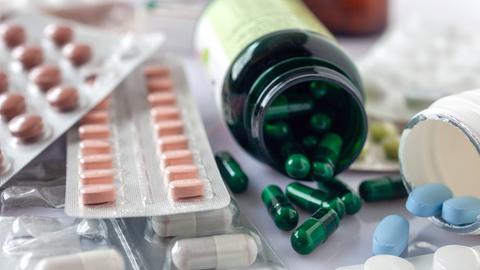 Verschiedene Arzneimittel liegen auf einer Oberfläche.