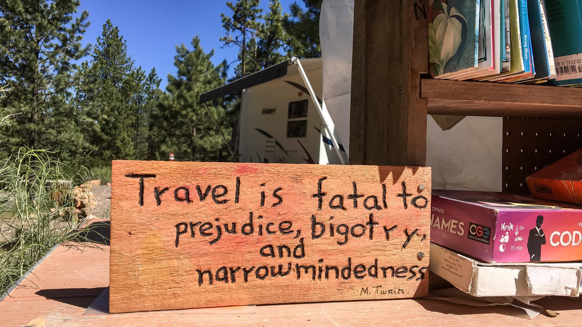 An der Rezeption eines staatlichen Campinplatz im Bryce Canyon, Utah, können Reisende Bücher, Kleidung, Feuerholz, Campingbedarf und Essen abgeben, welches sie nicht mehr brauchen, andere Reisende aber benötigen könnten. Die Campinplatzleitung hat daneben ein Schild mit einem Zitat des Schriftstellers Mark Twain "Reisen ist fatal für Vorurteile, Bigotterie und Engstirnigkeit" (engl.) aufgestellt.