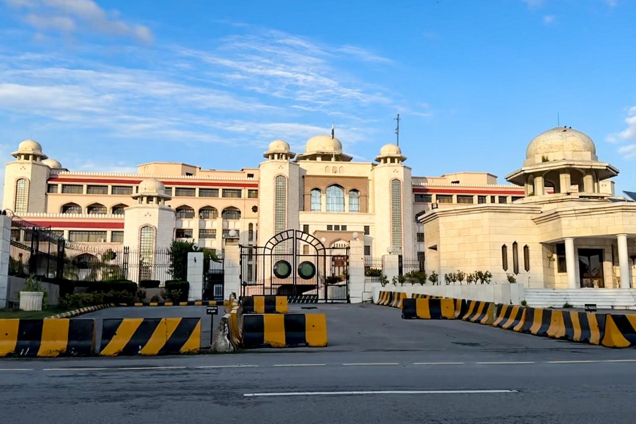 Der Sitz des pakistanischen Ministerpräsidenten, ein großes Gebäude mit heller Fassade, davor stehen Barrikaden.