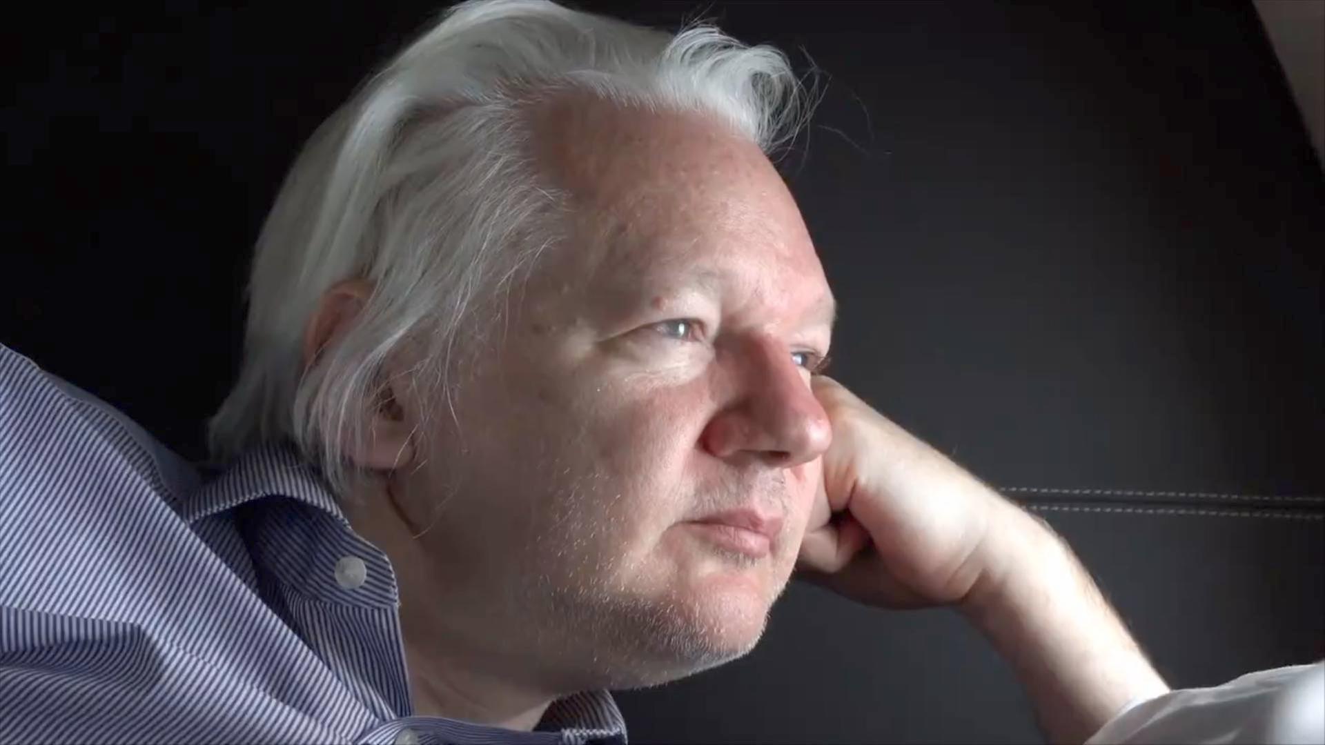 Wikileaks-Gründer Julian Assange auf seinem Weg nach Bangkok am 25.06.2024