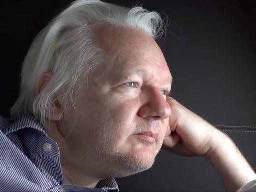 Wikileaks-Gründer Julian Assange auf seinem Weg nach Bangkok am 25.06.2024