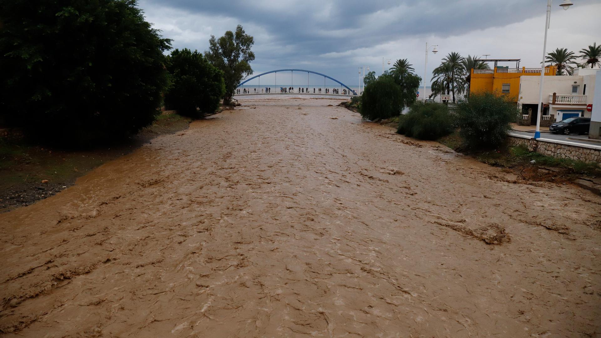 Malaga: Fluten nach starken Niederschlägen. Das Wasser ist vom Schlamm braun.