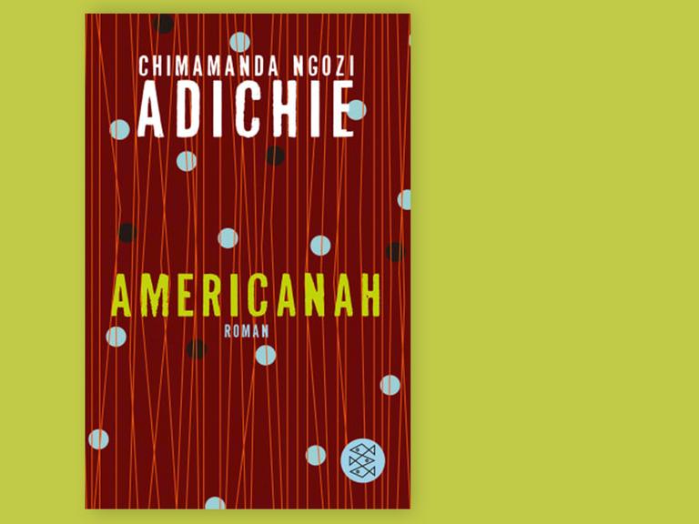 In kräftigen Rottönen ist das Buchcover getaucht des Buches von Chimamanda Ngozi Adichie.