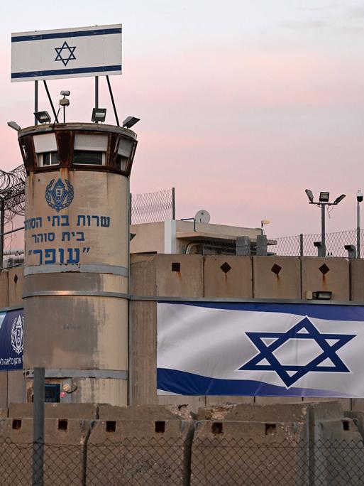 Das Gebäude des israelischen Ofer Gefängnises in der Nähe von Ramallah.
