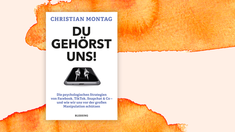 Cover des Buches "Du gehörst uns" von Christian Montag. Es zeigt den Buchtitel, darauf ein Tablet, aus dem Hände herausragen, die Gitterstäbe umklammern. Hinter dem Buch sind orangene Farbflächen.