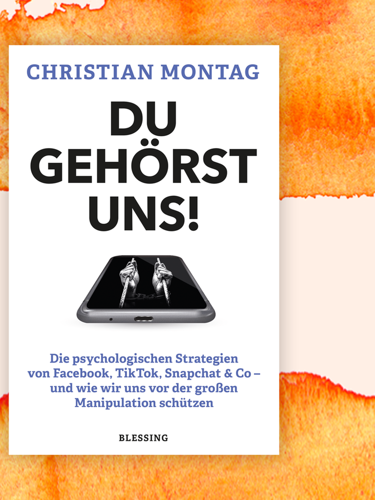 Cover des Buches "Du gehörst uns" von Christian Montag. Es zeigt den Buchtitel, darauf ein Tablet, aus dem Hände herausragen, die Gitterstäbe umklammern. Hinter dem Buch sind orangene Farbflächen.