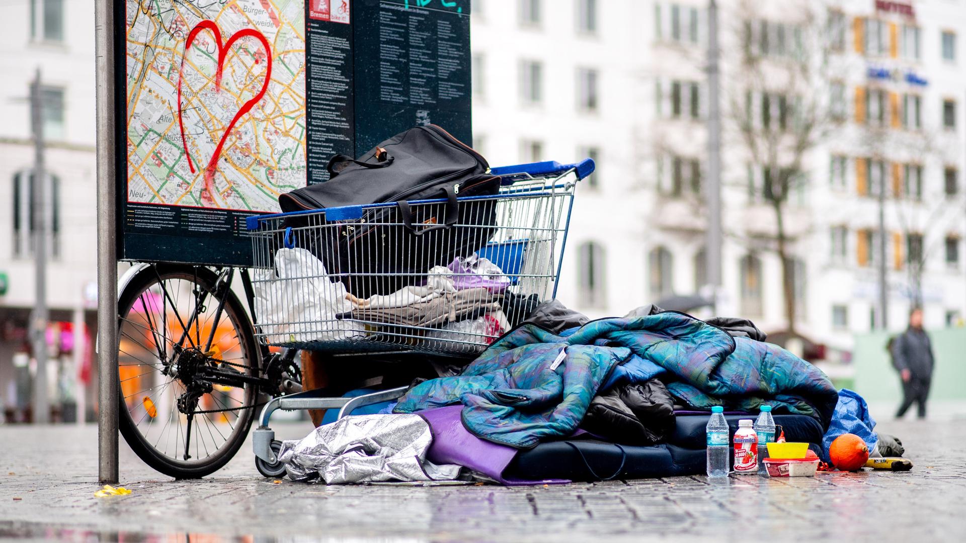 Die Habseligkeiten eines Obdachlosen liegen auf dem Vorplatz am Hauptbahnhof. 