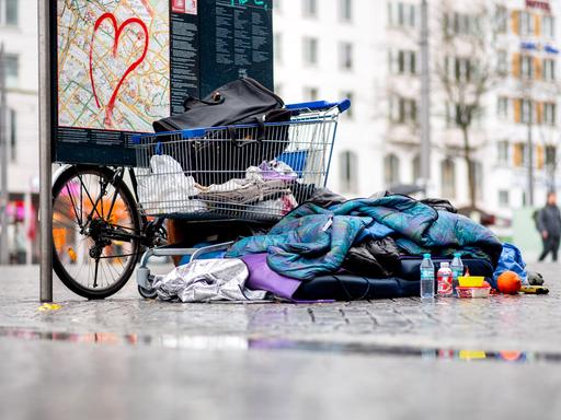 Die Habseligkeiten eines Obdachlosen liegen auf dem Vorplatz am Hauptbahnhof. 