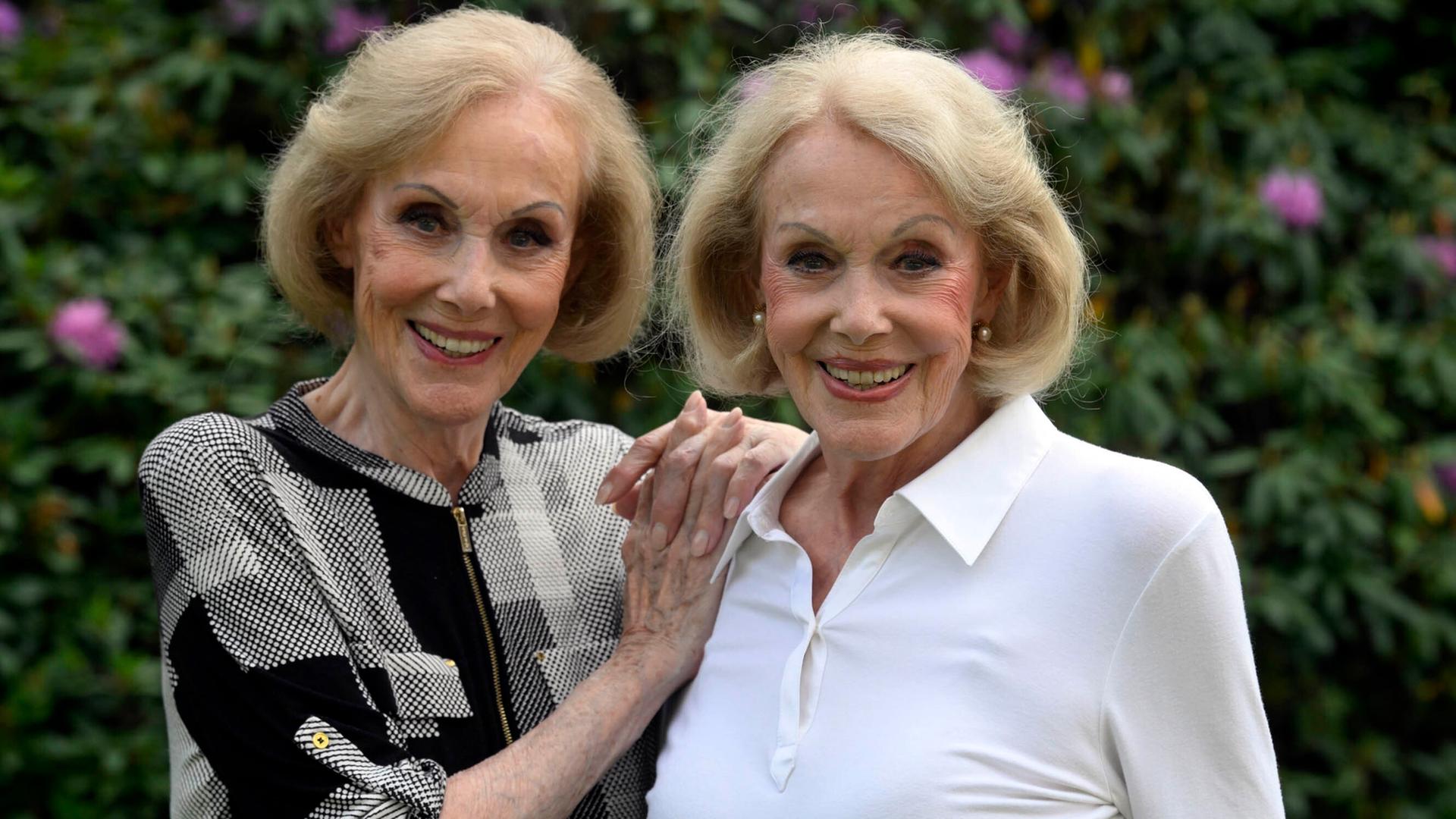 Alice (links) und Ellen Kessler lachen in die Kamera.