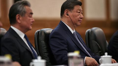 Chinas Präsident Xi Jinping (r) und sein Außenminister Wang Yi (l) bei ihrem letzten Treffen mit einer EU-Delegation am 24. Juli 2025
