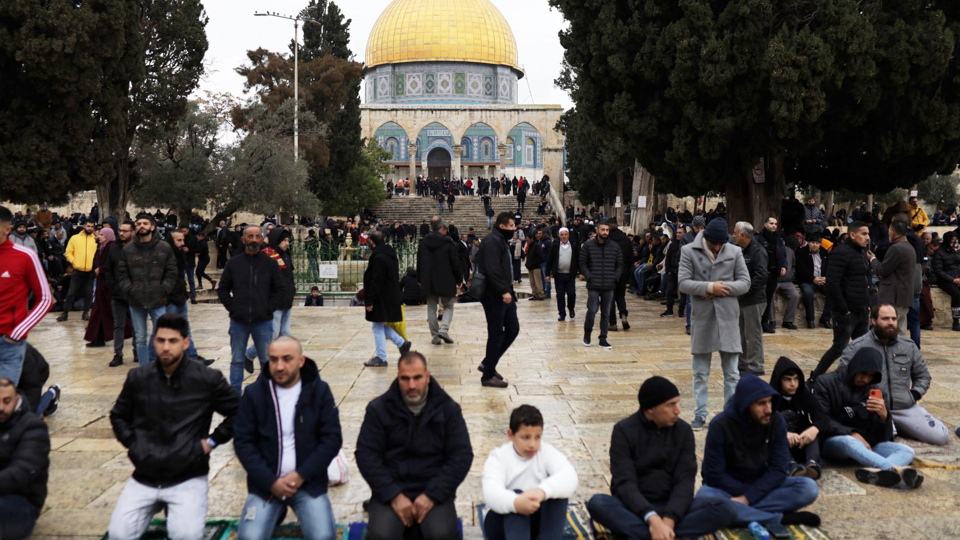 Palästinenser versammeln sich vor der al-Aqsa-Moschee in Jerusalem zum Freitagsgebet.