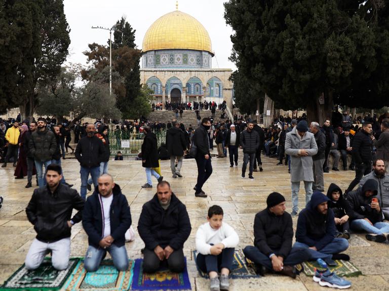 Palästinenser versammeln sich vor der al-Aqsa-Moschee in Jerusalem zum Freitagsgebet am 6.1.2023