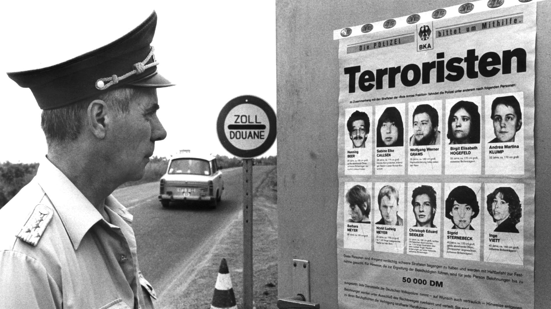 An der deutsch-deutschen Grenzkontrollstelle Marienborn bei Helmstedt betrachtet ein Grenzbeamter ein Fahndungsplakat des Bundeskriminalamtes. Dieses sucht nach der Festnahme von Terroristen in der DDR im Zusammenhang mit Straftaten der "Roten Armee Fraktion" nach weiteren Verdächtigen.