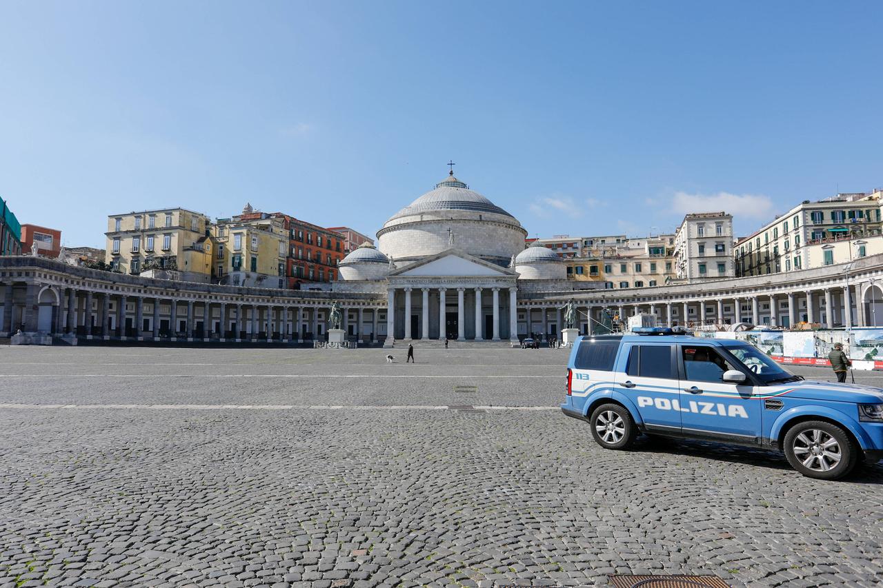 Italien zu Beginn der Corona-Pandemie im März 2020: Menschenleeser Platz in der Stadt Neapel