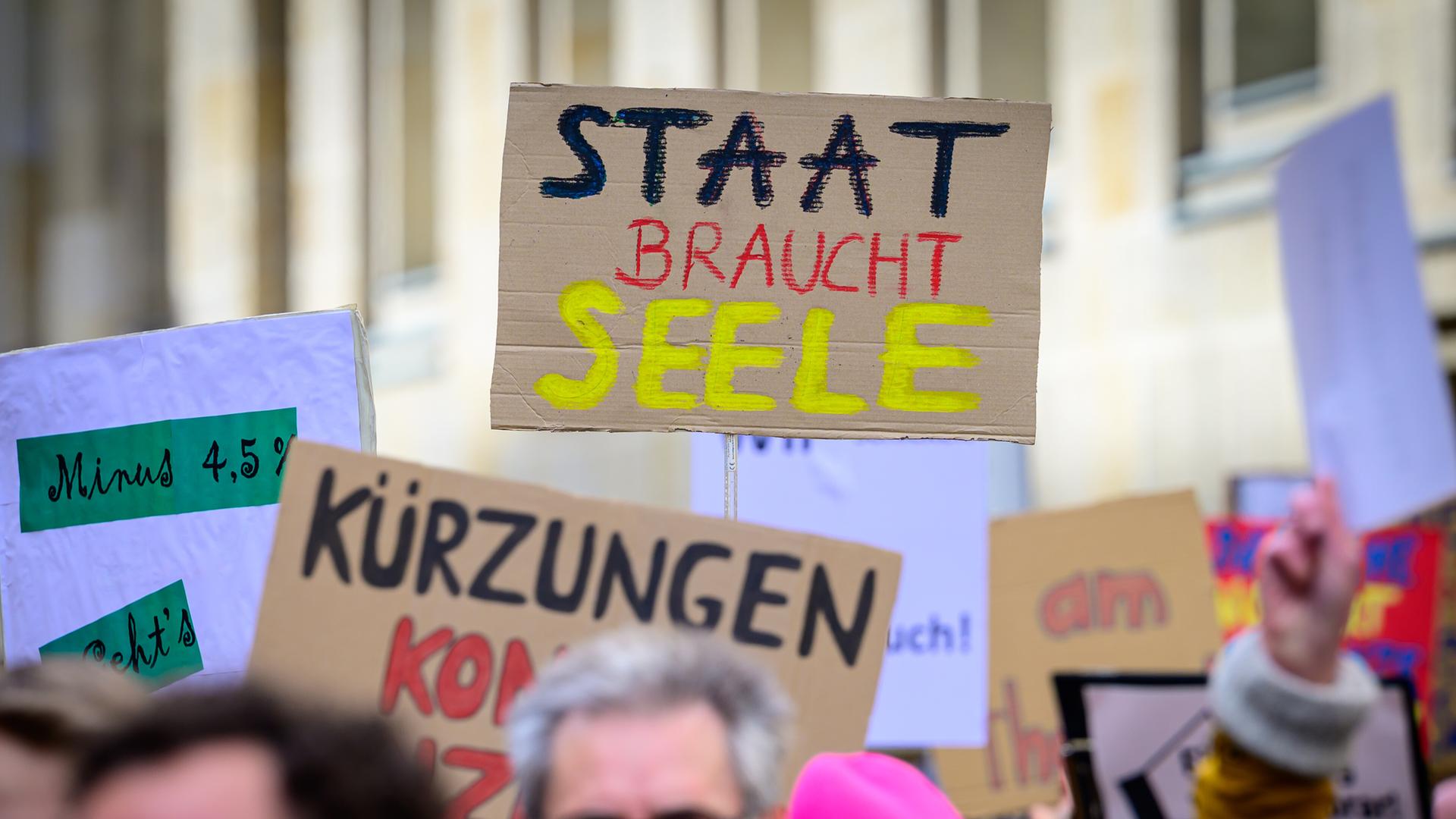 Teilnehmer einer Kundgebung des Aktionsbündnisses Psychotherapie demonstrieren am Gesundheitsministerium unter anderem mit einem Plakat "Staat braucht Seele" gegen die Kürzungen der Honorare ambulanter Psychotherapeuten. Teilnehmer einer Kundgebung des Aktionsbündnisses Psychotherapie demonstrieren am Gesundheitsministerium unter anderem mit einem Plakat "Staat braucht Seele" gegen die Kürzungen der Honorare ambulanter Psychotherapeuten.