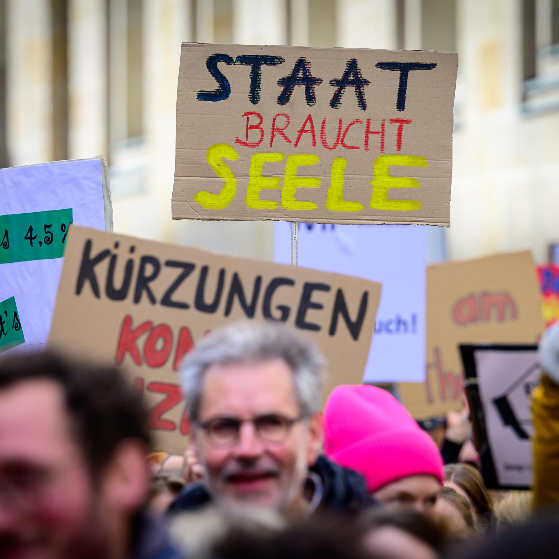 Teilnehmer einer Kundgebung des Aktionsbündnisses Psychotherapie demonstrieren am Gesundheitsministerium unter anderem mit einem Plakat "Staat braucht Seele" gegen die Kürzungen der Honorare ambulanter Psychotherapeuten.
