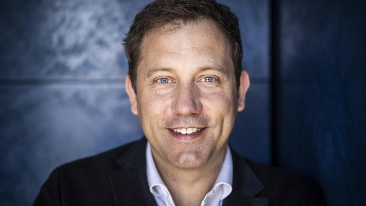 Porträt von SPD-Chef Lars Klingbeil auf einer Terrasse am Willy-Brandt-Haus in Berlin