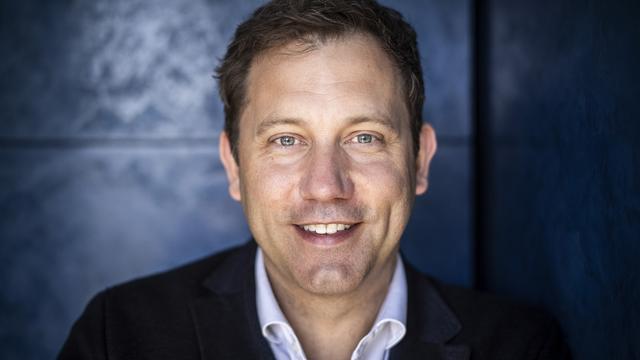 Porträt von SPD-Chef Lars Klingbeil auf einer Terrasse am Willy-Brandt-Haus in Berlin