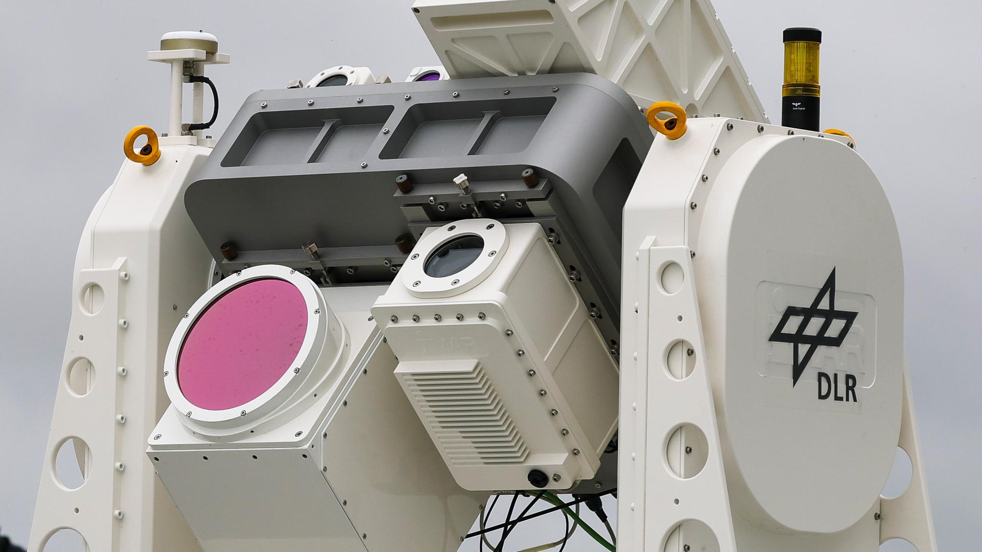 Sachsen-Anhalt, Cochstedt: Ein Optisches Trackingsystem für die Ortung von Drohnen mit Multispektralkameras arbeitet auf dem Flughafen Cochstedt. Sachsen-Anhalt, Cochstedt: Ein Optisches Trackingsystem für die Ortung von Drohnen mit Multispektralkameras arbeitet auf dem Flughafen Cochstedt.