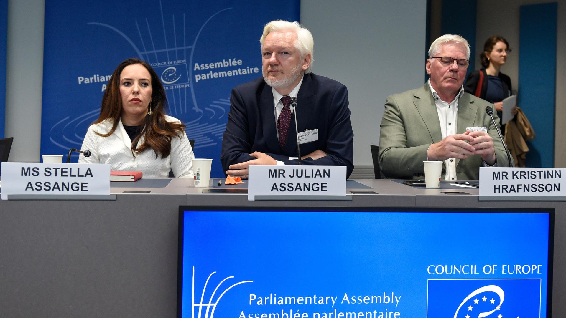 Wikileaks-Gründer Julian Assange, Mitte, seine Frau Stella Assange, links, und Chefredakteur von WikiLeaks, Kristinn Hrafnsson, hören die öffentliche Rede vor dem Europarat. 