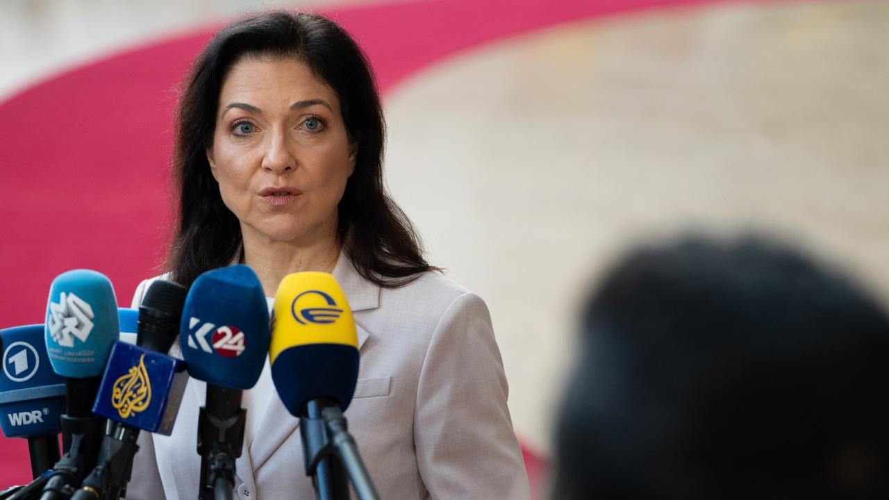 Wirtschaftsministerin Katherina Reiche spricht in aufgestellte Mikrofone.