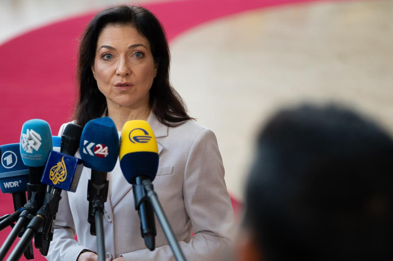 Wirtschaftsministerin Katherina Reiche spricht in aufgestellte Mikrofone.