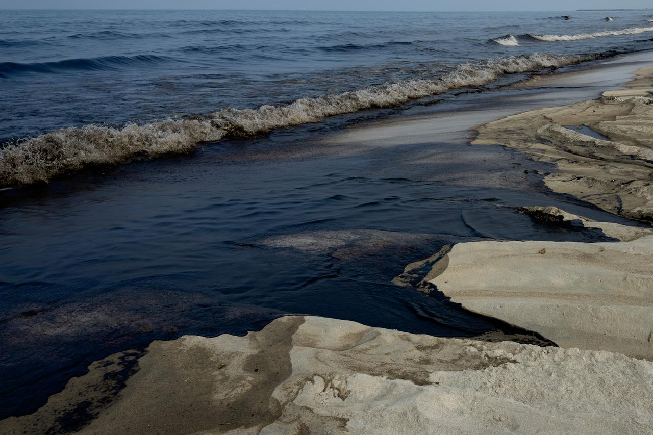 Öl wird an einem Strand angespült. Öl wird an einem Strand angespült.