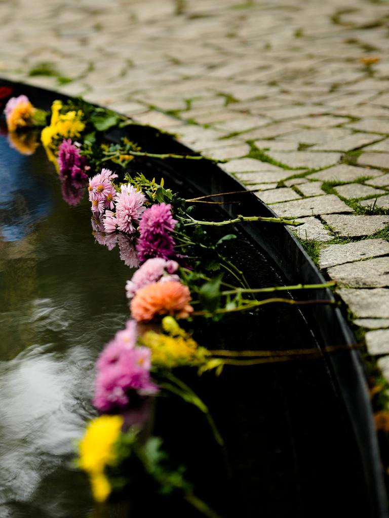 Blumen am Mahnmal für die ermordeten Sinti und Roma während des Holocaust 