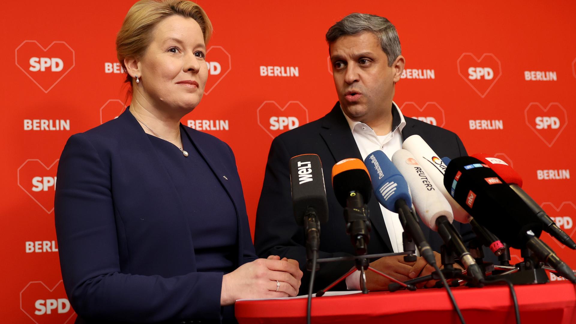 Das Foto zeigt Franziska Giffey (SPD), Regierende Bürgermeisterin von Berlin, und Raed Saleh, Vorsitzender der SPD Berlin. Sie geben eine Pressekonferenz nach der Sitzung des SPD-Landesvorstandes. Das Foto zeigt Franziska Giffey (SPD), Regierende Bürgermeisterin von Berlin, und Raed Saleh, Vorsitzender der SPD Berlin. Sie geben eine Pressekonferenz nach der Sitzung des SPD-Landesvorstandes.