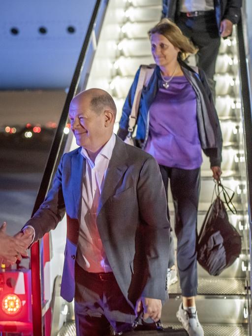 Bundeskanzler Olaf Scholz (SPD), kommt zusammen mit seiner Frau Britta Ernst, am Flughafen in New York an und wird von Botschafterin Antje Leendertse (l), Ständige Vertreterin Deutschlands bei den Vereinten Nationen, begrüßt. 