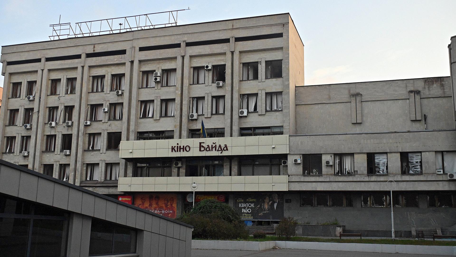 Blick auf das beschädigte Gebäude des Baida Kinos in Saporischschja in der Südostukraine