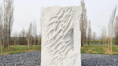 Wald der Erinnerung mit Gedenkskulptur in Bergamo in Gedenken an die Opfer der Covid-Pandemie.