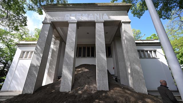 Blick auf die Frontansicht des deutschen Pavillons auf der Kunstbiennale in Venedig.