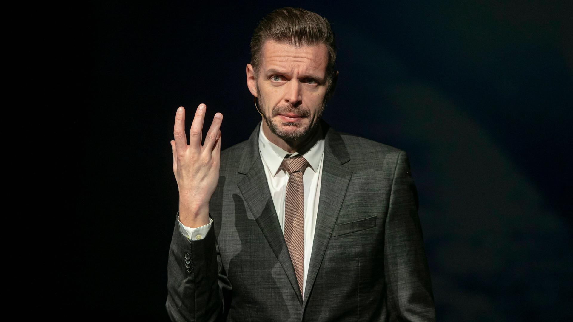 Der deutsche Kabarettist und Autor Florian Schroeder bei einem Auftritt.