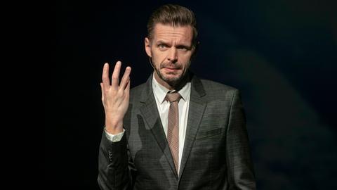 Der deutsche Kabarettist und Autor Florian Schroeder bei einem Auftritt.
