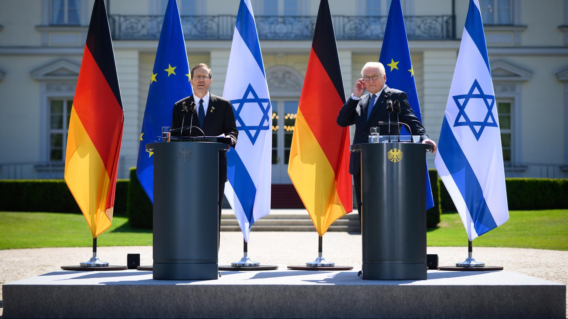 Bundespräsident Frank-Walter Steinmeier (r) und Izchak Herzog, Präsident von Israel, äußern sich bei einer Pressekonferenz nach ihrem Gespräch im Schloss Bellevue. Bundespräsident Frank-Walter Steinmeier (r) und Izchak Herzog, Präsident von Israel, äußern sich bei einer Pressekonferenz nach ihrem Gespräch im Schloss Bellevue.