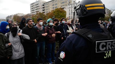 Schüler stehen vor dem Gymnasium "Helene Boucher" der Polizei gegenüber, während sie gegen die mangelnde Ausstattung der Schulen in Paris protestieren. 