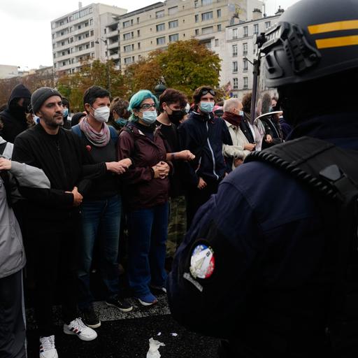 Schüler stehen vor dem Gymnasium "Helene Boucher" der Polizei gegenüber, während sie gegen die mangelnde Ausstattung der Schulen in Paris protestieren. 