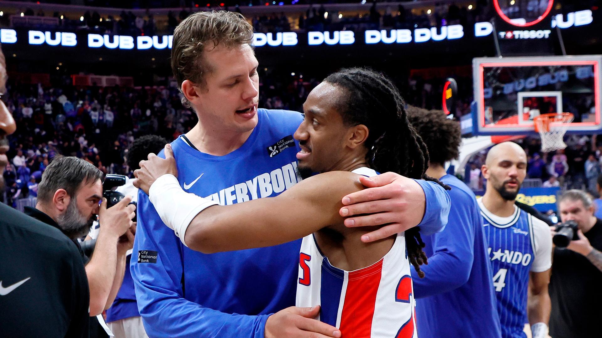 Orlando-Magic-Spieler Moritz Wagner umarmt Daniss Jenkins Detroit Pistons nach einer Playoff-Partie in der NBA.