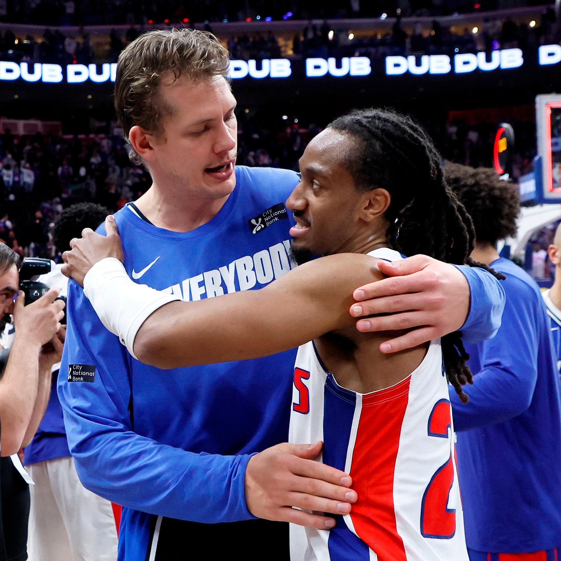 Orlando-Magic-Spieler Moritz Wagner umarmt Daniss Jenkins Detroit Pistons nach einer Playoff-Partie in der NBA.
