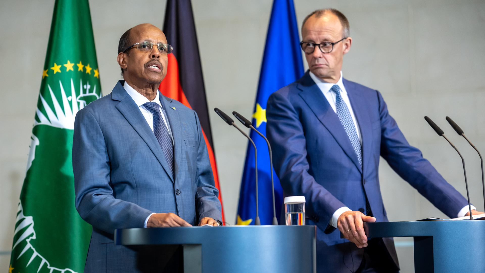 Bundeskanzler Friedrich Merz (r, CDU) steht neben Mahmoud Ali Youssouf, Präsident der Afrikanischen Union, beim Pressestatement im Bundeskanzleramt. Bundeskanzler Friedrich Merz (r, CDU) steht neben Mahmoud Ali Youssouf, Präsident der Afrikanischen Union, beim Pressestatement im Bundeskanzleramt.