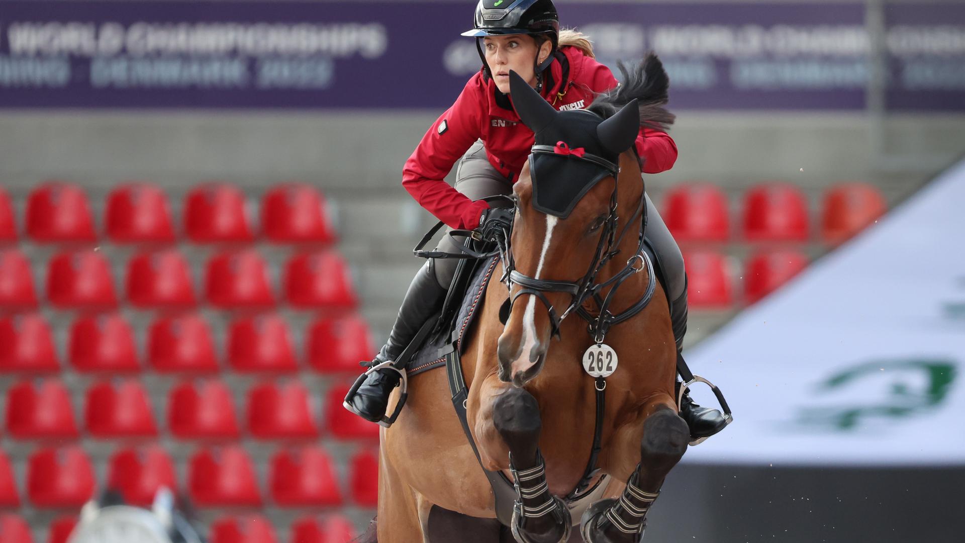 Janne Friederike Meyer-Zimmermann springt mit ihrem Pferd über ein Hindernis.
