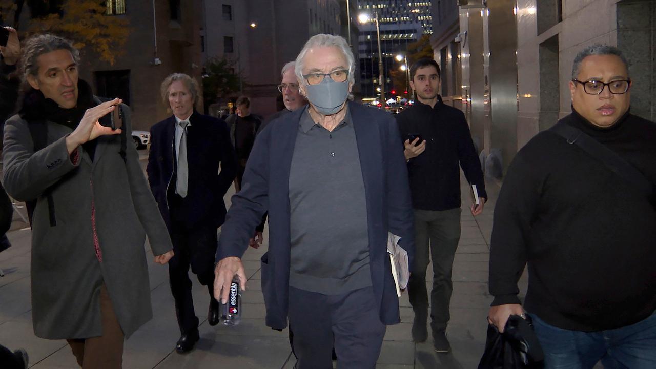 Der Schauspieler Robert De Niro verlässt ein Gericht in den USA. Er trägt eine Maske.