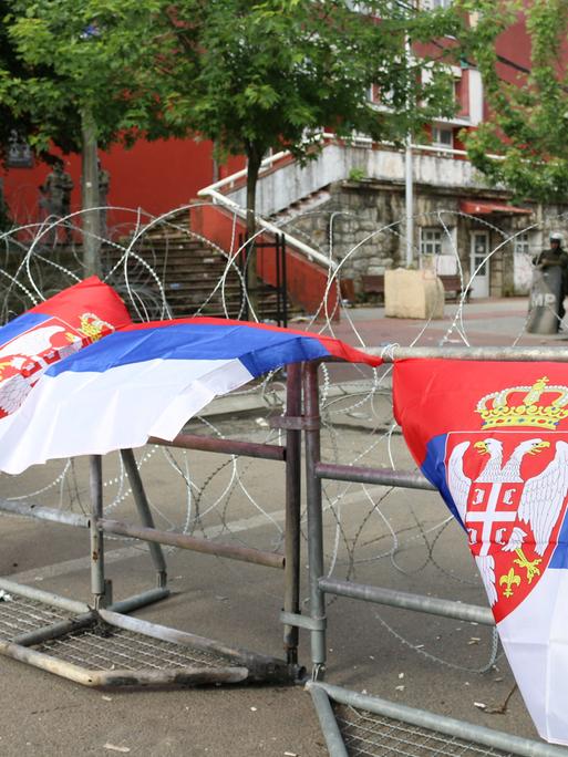 Nach Einsetzung von Bürgermeistern aus der albanischen Minderheit flammten in der überwiegend serbischen Gemeinde Zvecan Proteste auf. Die Nato-Schutztruppe KFOR verstärkte daraufhin ihre Sicherheitsmaßnahmen. 