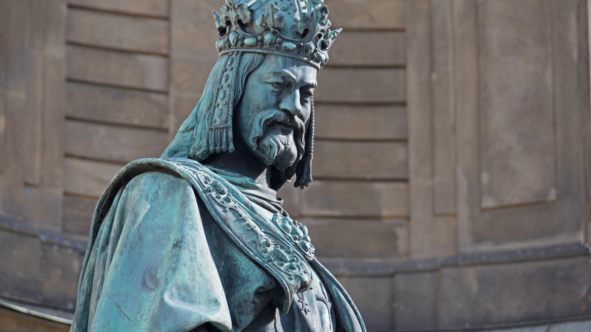 Denkmal Kaisers Karl IV. bei der Karlsbrücke in Prag
