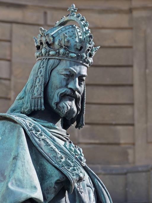 Denkmal Kaisers Karl IV. bei der Karlsbrücke in Prag