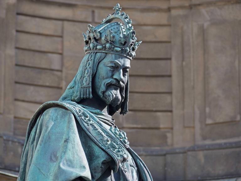 Denkmal Kaisers Karl IV. bei der Karlsbrücke in Prag