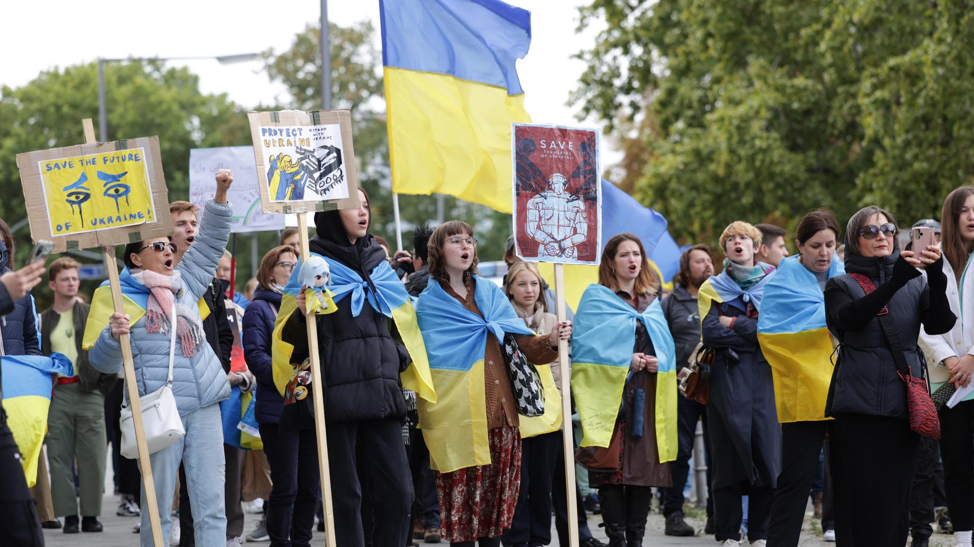 Teilnehmerinnen demonstrieren gehüllt in ukrainische Nationalfahnen vor dem Bundesverteidigungsministerium für Panzerlieferungen an die Ukraine. Organisiert ist die Demonstration von der Organisation "Vitsche".